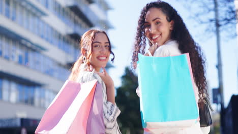 mujer feliz, amigos y caminando con la bolsa de compras