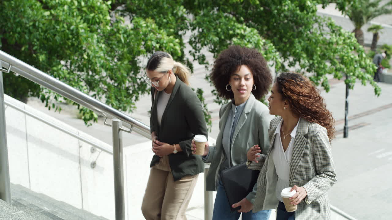 mujeres de negocios subiendo las escaleras.