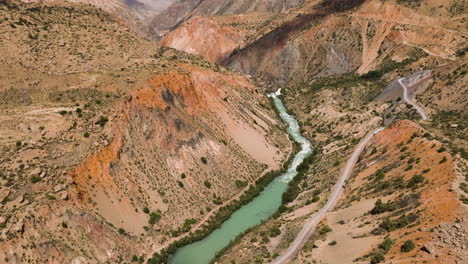 El-Río-Yaghnob-En-Tayikistán---Toma-Aérea-De-Drones