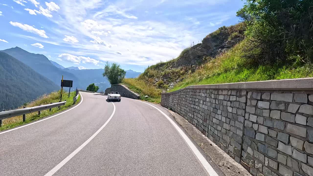 이탈리아 피에몬테 의 산악 도로 를 가로질러 운전 하는 자동차