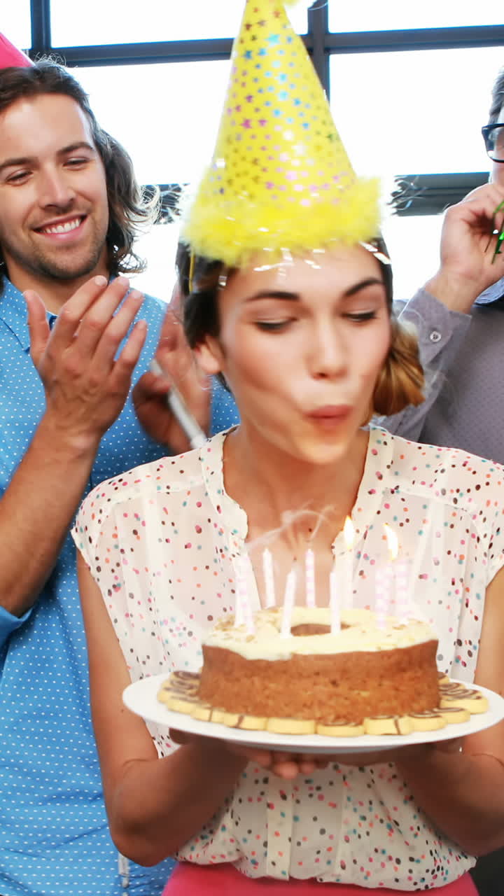 colegas celebrando el cumpleaños de una mujer de negocios