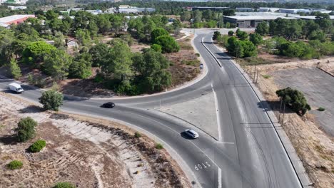 drone disparado siguiendo un coche en la carretera, tomando una curva