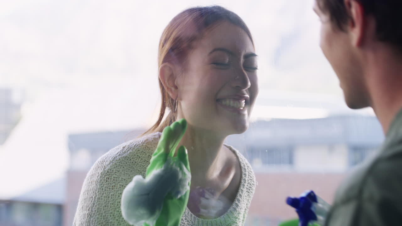 limpiar juntos es muy divertido.