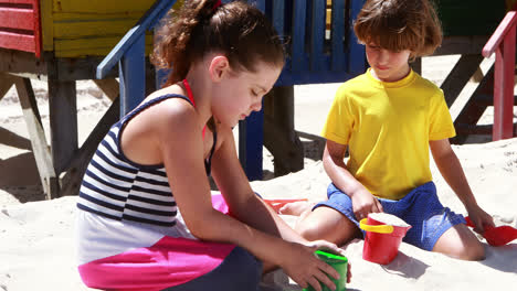 Geschwister-Spielen-An-Einem-Sonnigen-Tag-Am-Strand