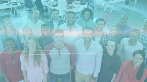 animación del procesamiento de datos sobre el retrato de un equipo sonriente de diversos colegas de trabajo en la oficina
