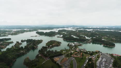 Ver-El-Lago-De-Guatapé-Desde-La-Cima-De-La-Piedra-Del-Peñol