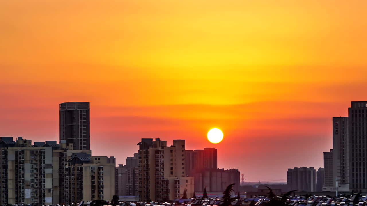 Vista aérea espelhada de uma cidade de verão, com arranha-céus modernos e marcos arquitetónicos no horizonte, e tráfego fluindo ao nascer do sol, num horizonte alaranjado