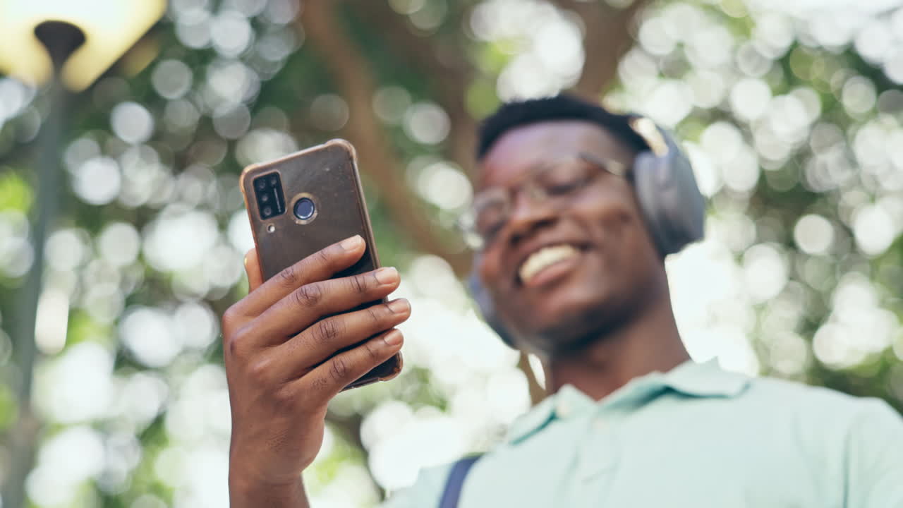 hola, llamada telefónica o de video para hombre negro