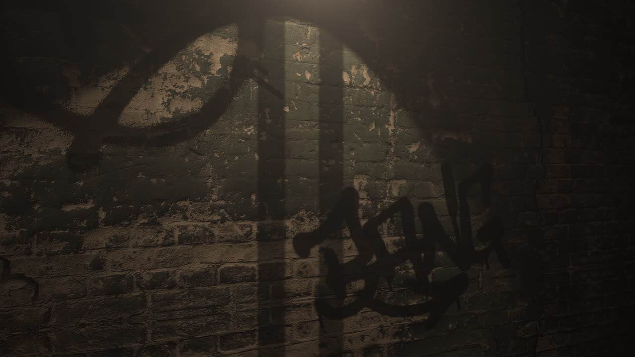 야간 건물의 그룬지 벽이 있는 도시의 어두운 골목길에 모션 카메라