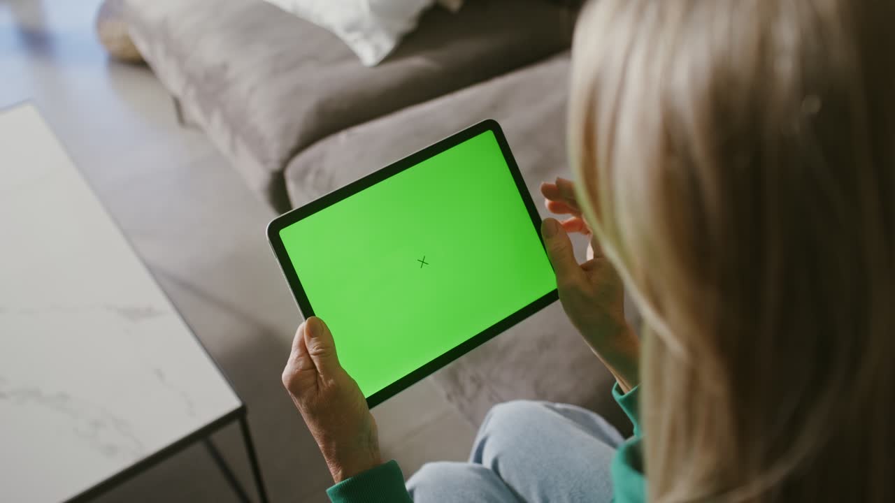mujer usando una tableta con pantalla verde