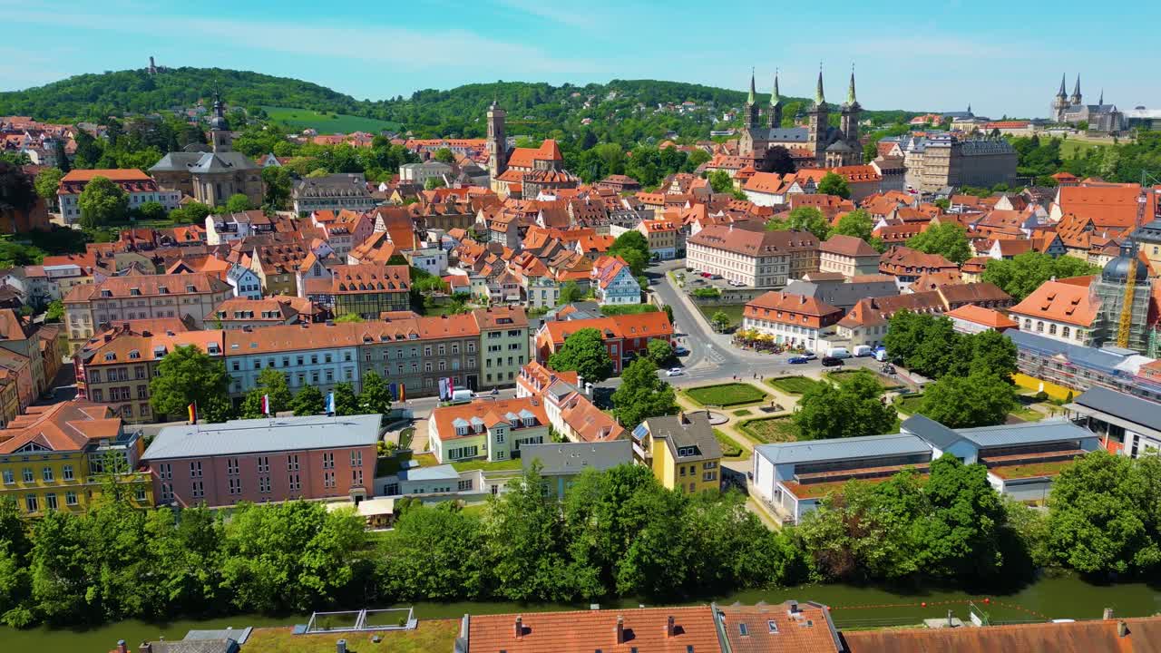 4K drönarvideo från luften av den historiska Bambergs katedral och Michaelsberg kloster längs floden Regnitz i Gamla stan i Bamberg, Tyskland