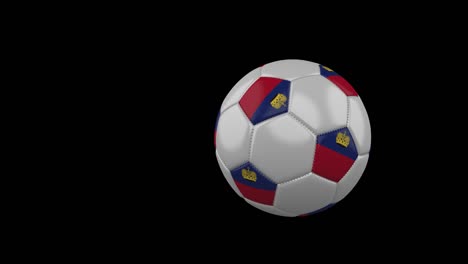 bandera de liechtenstein en una pelota de fútbol voladora sobre un fondo transparente, canal alfa