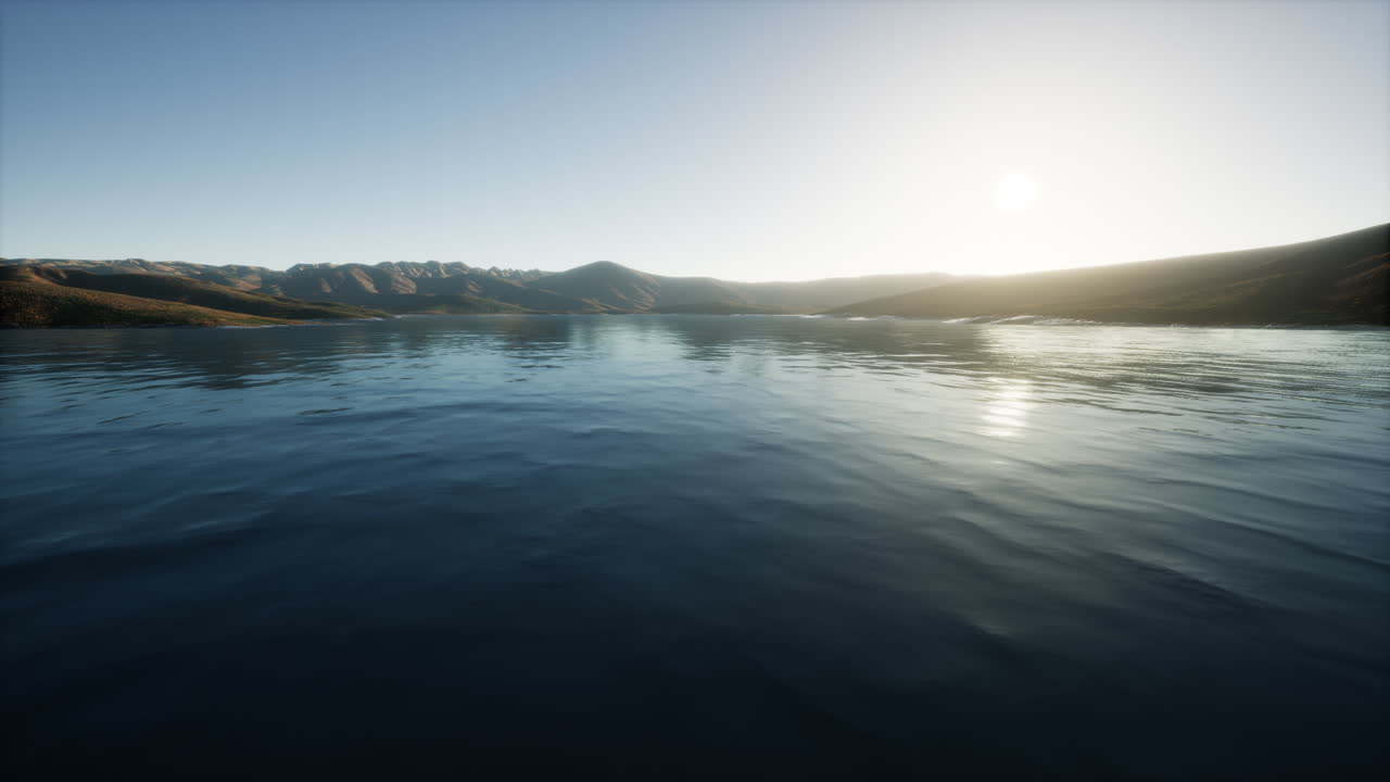 해가 지는 아름다운 평온한 호수