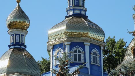 Alte-Orthodoxe-Kirche.-Kirche-Mit-Goldenen-Kuppeln.-Außenansicht-Des-Kirchengebäudes