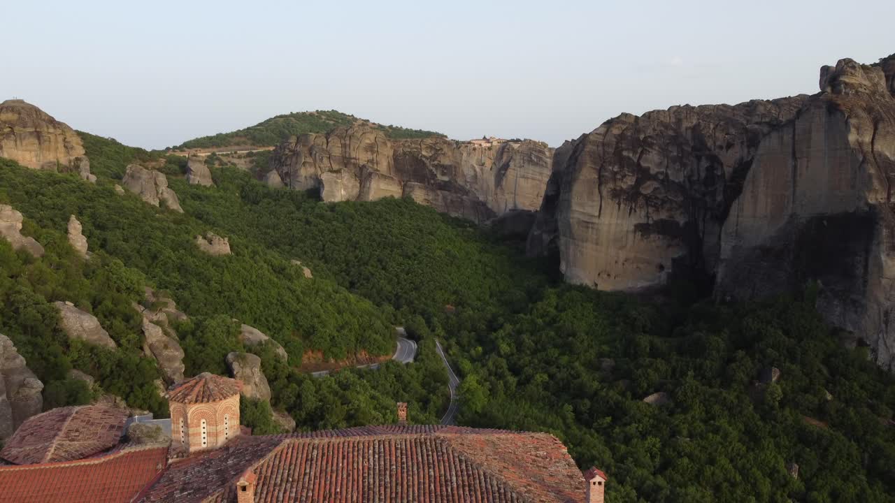 monasterios de meteora en grecia al atardecer, con paisajes y colinas verdes, vista aérea