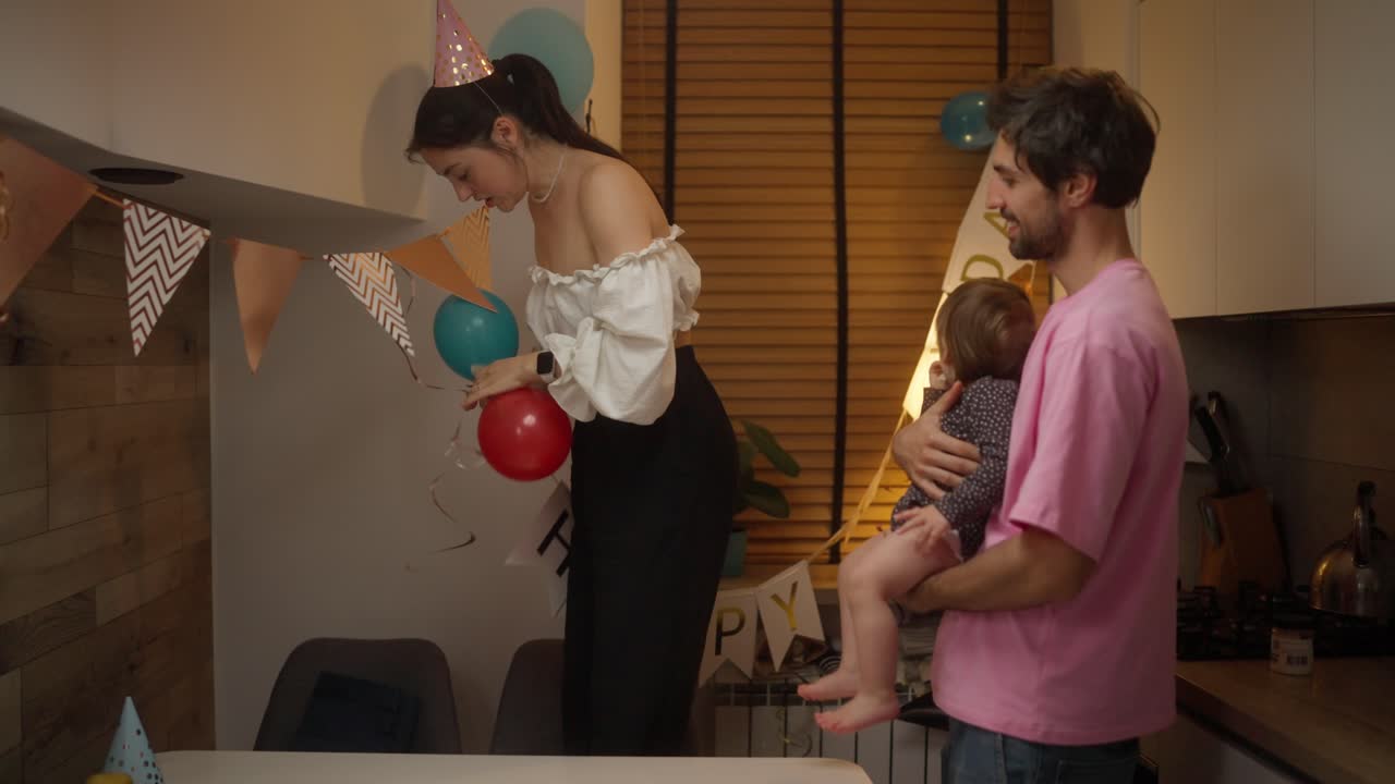 familia celebrando la fiesta de cumpleaños del bebé en la cocina