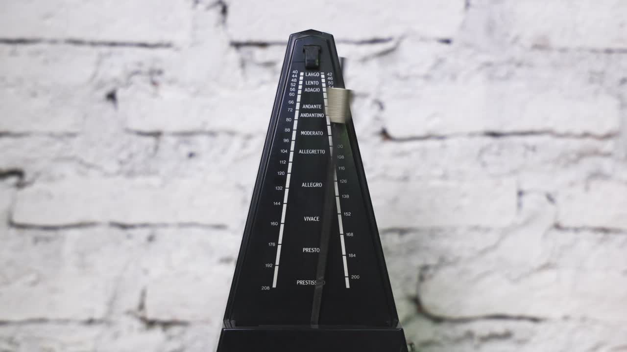 느린 동작의 돌이를 가진 고대 메트로, 빈티지 목조 클래식 스타일, 음악 장비, 비트, 리 메커니즘, 4k 비디오 영상