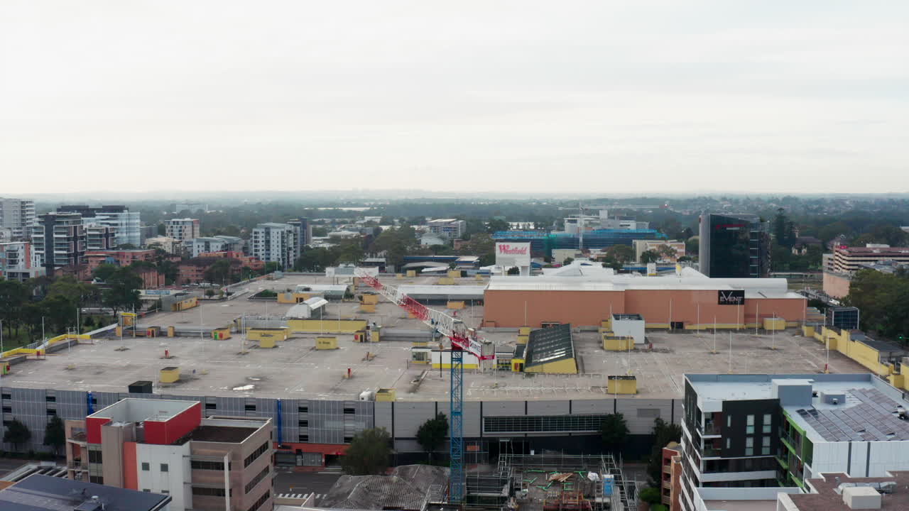 disparo aéreo de aviones no tripulados rastreando alrededor de trabajos de construcción en el centro de la ciudad de liverpool, sydney, australia
