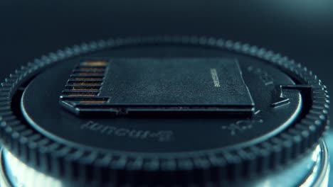 una foto macro de cerca de una tarjeta de memoria sd, oro negro, en un soporte giratorio de 360, iluminación de estudio, cámara lenta de 120 fps, full hd