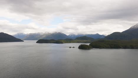 El-Océano-De-Columbia-Británica-Canadá-Con-Islas-Y-Montañas-En-El-Fondo