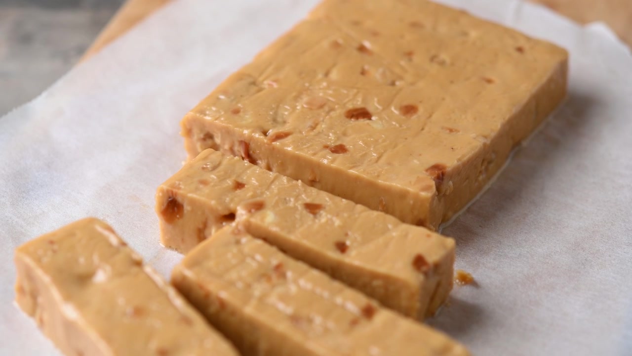 Barretta di torrone morbido alle mandorle natalizia