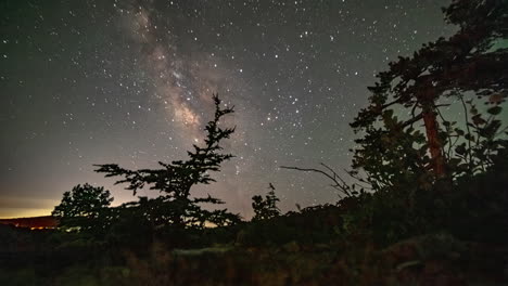 Tiro-De-Lapso-De-Tiempo-Del-Movimiento-De-Las-Estrellas-Desde-Las-Faldas-Del-Monte-Olimpo,-Ubicación-De-Christakis,-Chipre-En-Una-Noche-Oscura