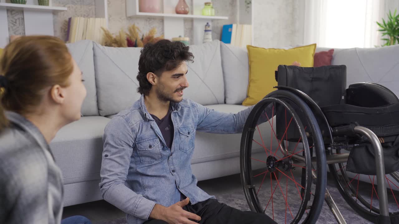 un hombre discapacitado y lindo diciéndole cosas divertidas a su novia.