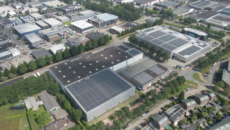 Descripción-Aérea-De-Edificios-Industriales-Con-Paneles-Solares-Fotovoltaicos-En-Los-Tejados