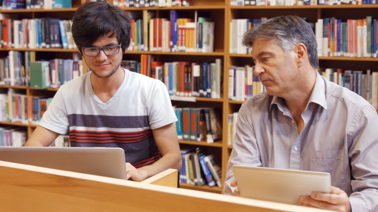 estudiante usando una computadora portátil en la biblioteca