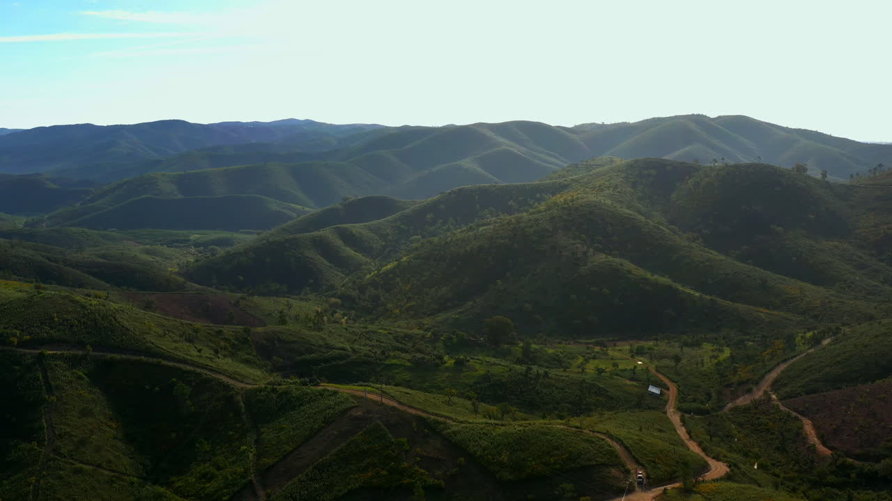 Splendide montagne verdi in Algarve, Portogallo.