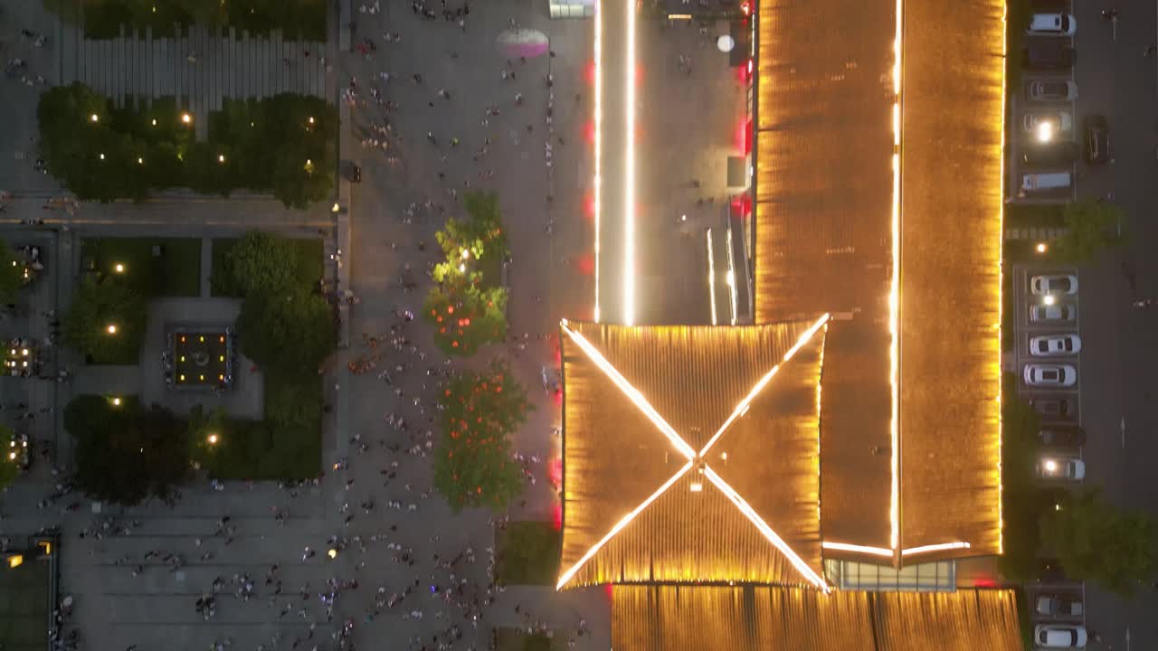 la antena de ojo de pájaro sobre el cielo es siempre brillante.