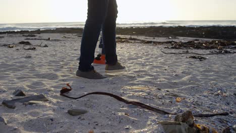 una pareja romántica caminando por la playa en un día soleado 4k