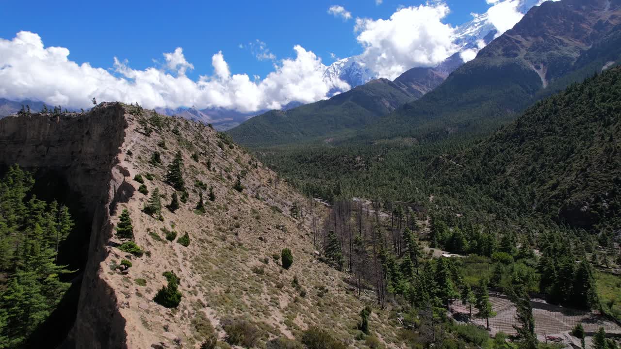 Sorvolando una ripida cresta montuosa scoscesa vicino a Jomsom, Nepal - Paesaggio selvaggio pittoresco aereo
