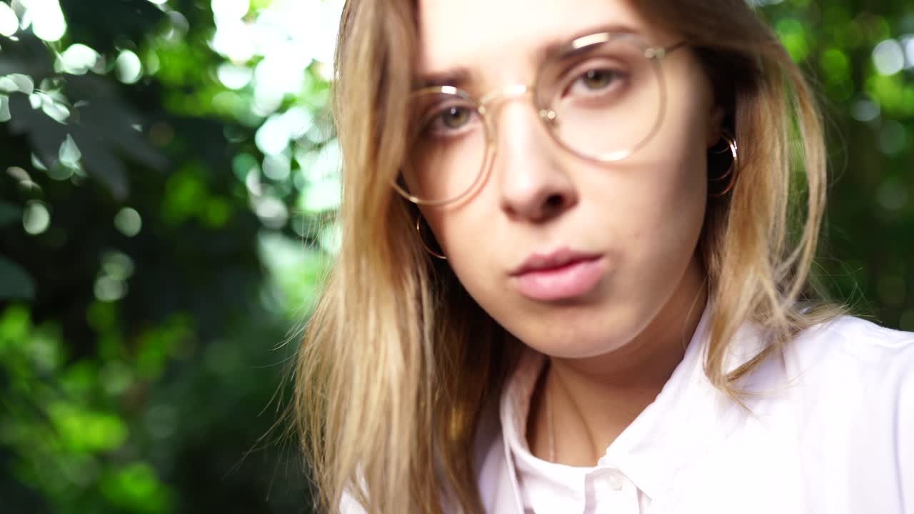 mujer con gafas al aire libre