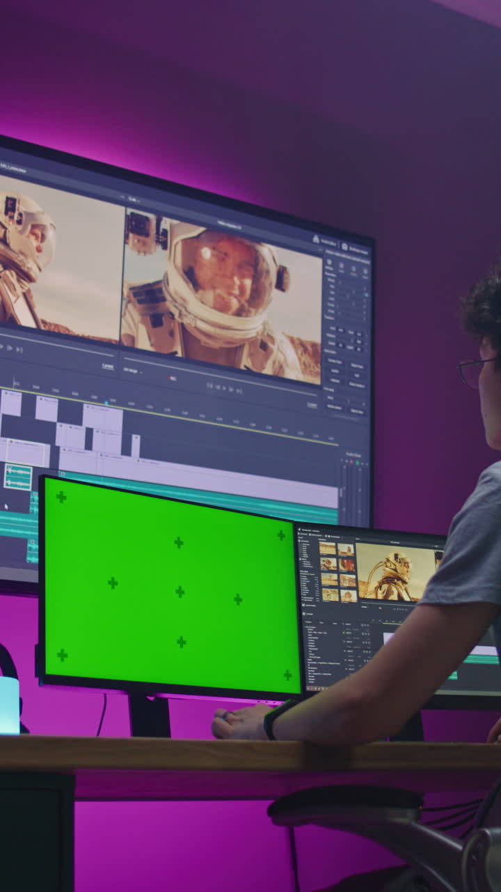 editor de video trabajando en un proyecto con temas espaciales