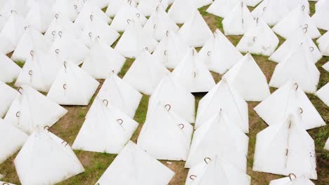 barreras piramidales antitanque blancas en un campo, que simbolizan la fortificación militar