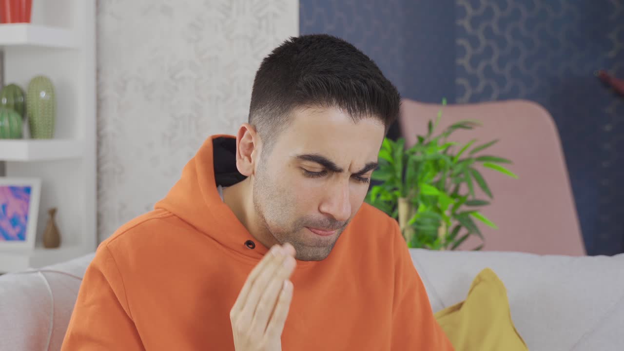 el joven con dolor de dientes es infeliz.