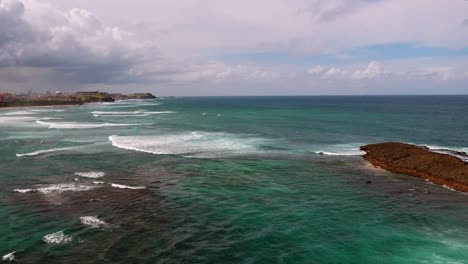 Zumbido-A-Lo-Largo-De-Las-Costas-Del-Viejo-San-Juan-Puerto-Rico