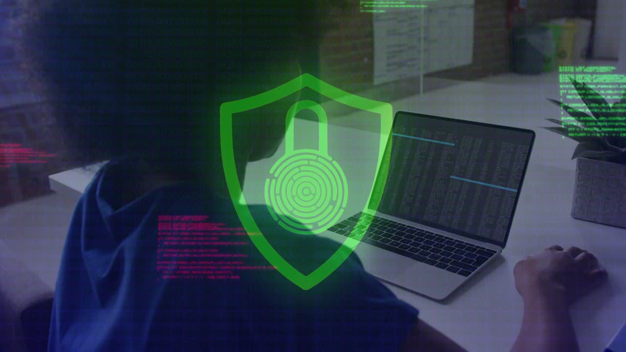Monitoraggio di una donna in camicia blu che legge codice su laptop alla scrivania durante una scansione con HUD di sicurezza in primo piano.