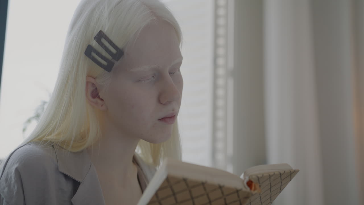 Женщина читает книгу.