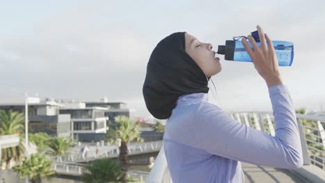 Seitenansicht-Einer-Frau-Mit-Hijab,-Die-Draußen-Trinkt