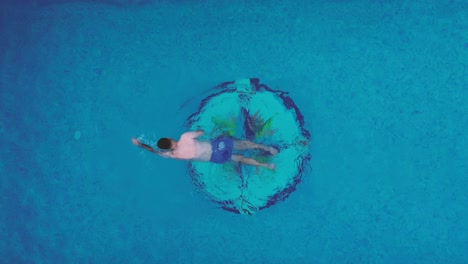 madre e hijo nadando en la piscina vista aérea