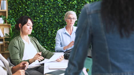 Seo,-Tablet-O-Mujeres-En-Liderazgo-En-Una-Reunión