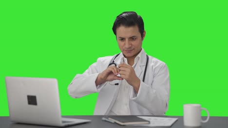 Feliz-Médico-Indio-Llenando-La-Pantalla-Verde-De-Inyección