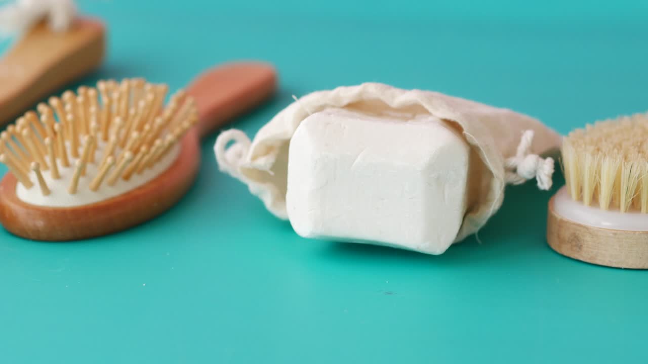 천연 비누와 몸과 머리카락 관리용 목조 브러쉬