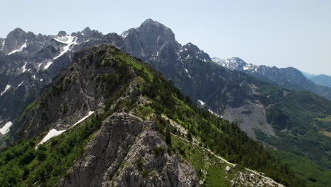 pico de punto de vista en la ruta de senderismo entre theth y valbona