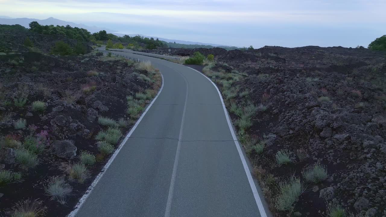 화산 풍경 에 둘러싸인 도로 에트나 시칠리아, 손상 된 아스팔트 스트립