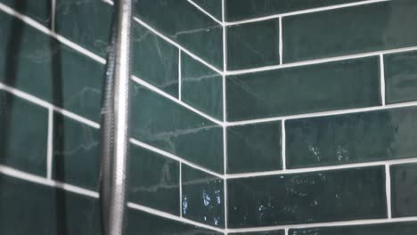 inclinándose hacia una ducha moderna en un baño de lujo