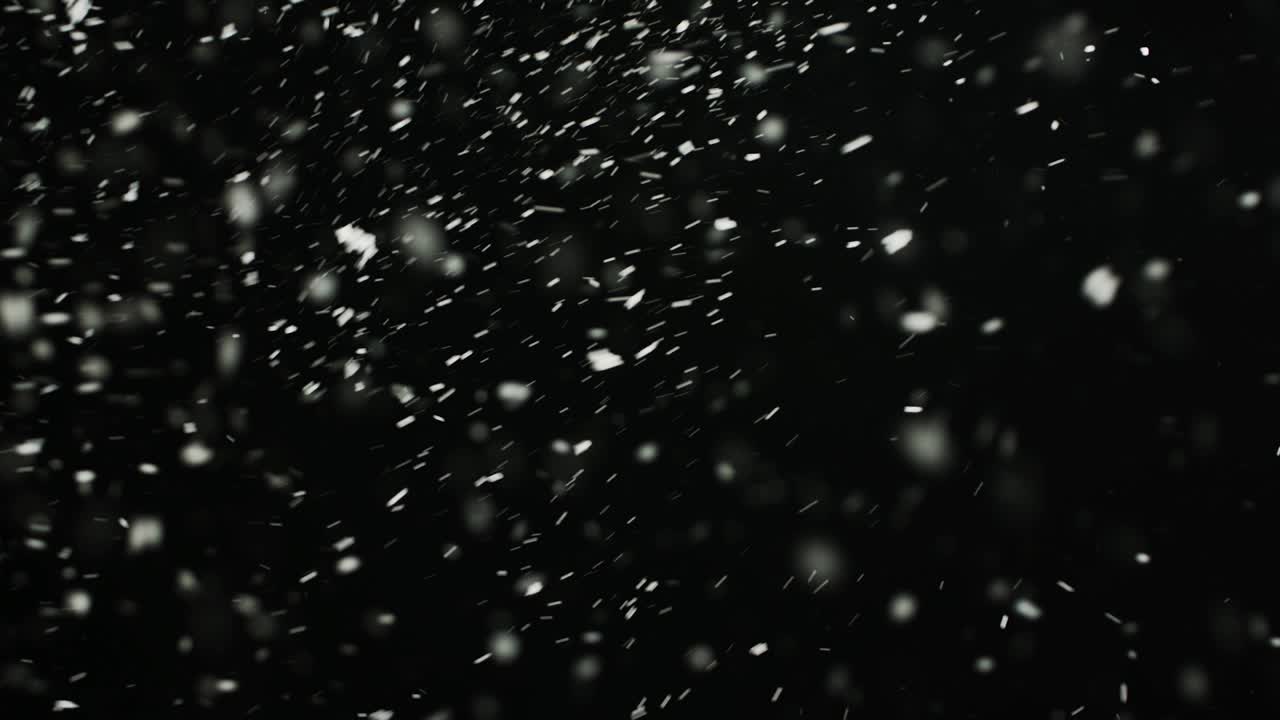 tiempo tormentoso, nieve cayendo, grandes copos de nieve con ráfagas de viento, aislados en fondo negro. reflejo real de la lente que es fácil de usar en modos de superposición de mezcla.