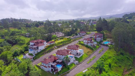 Lujosas-Villas-Con-Albercas-En-Colinas-De-Jarabacoa,-La-Vega